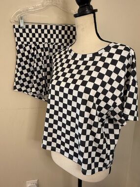 Black & white checkered mini skort & cropped top set 
SZ M